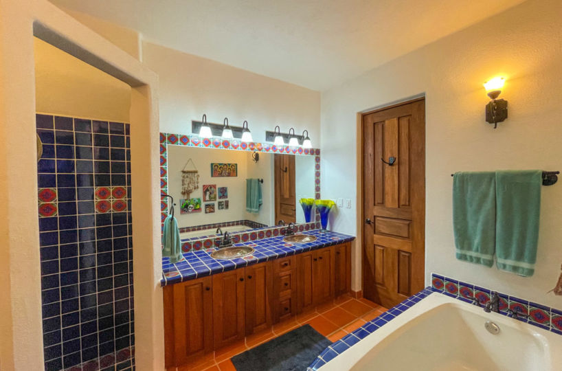 One bedroom casa in Loreto bay great mountain views from terrace: Bathroom shower and tub