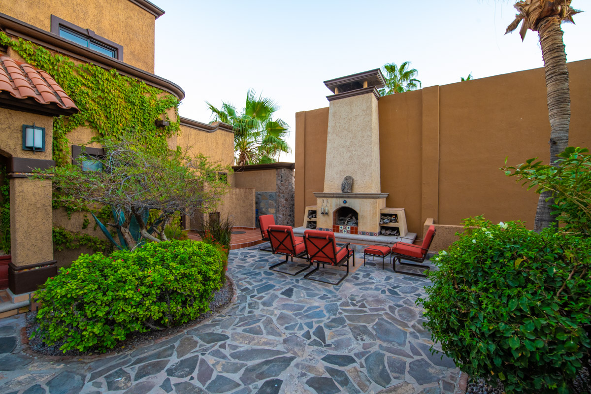 One of a Kind Colonial Home With Pool & Casita in Loreto: Casa la playa inner courtyard