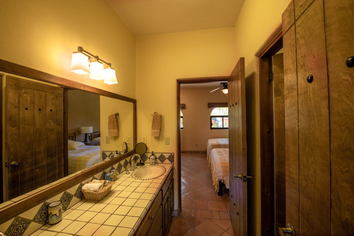 One of a Kind Colonial Home With Pool & Casita in Loreto: Shared bath
