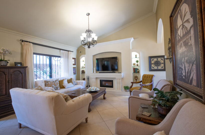 Beautiful One Level, 3 Bedroom 2 And A Half Bath Home In Seaside Town Of Loreto. Baja Sur: Living room.