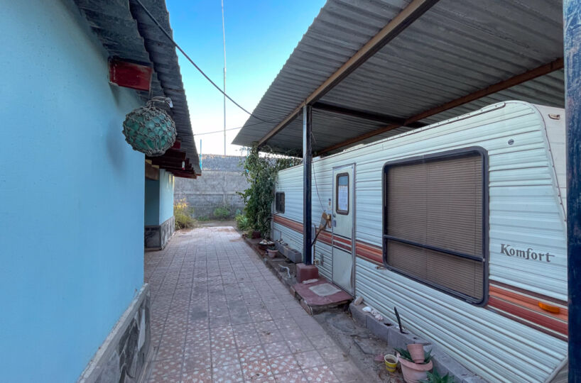 Large residential lot one block from the beach with a studio: between house and trailer