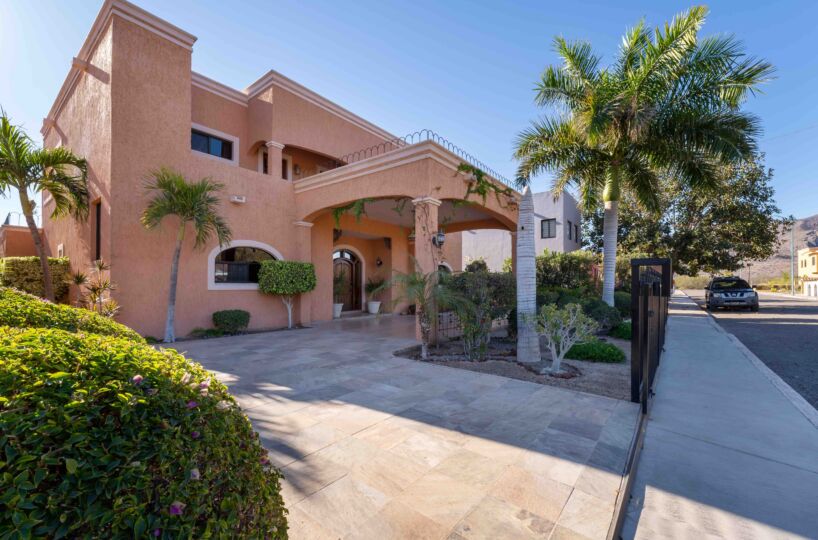 Casa Família – A Luxurious 5 Bedroom Coastal Retreat On The Golf Course In Nopolo, Loreto