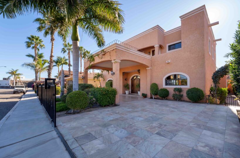 Casa Família – A Luxurious 5 Bedroom Coastal Retreat On The Golf Course In Nopolo, Loreto