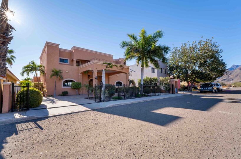 Casa Família – A Luxurious 5 Bedroom Coastal Retreat On The Golf Course In Nopolo, Loreto